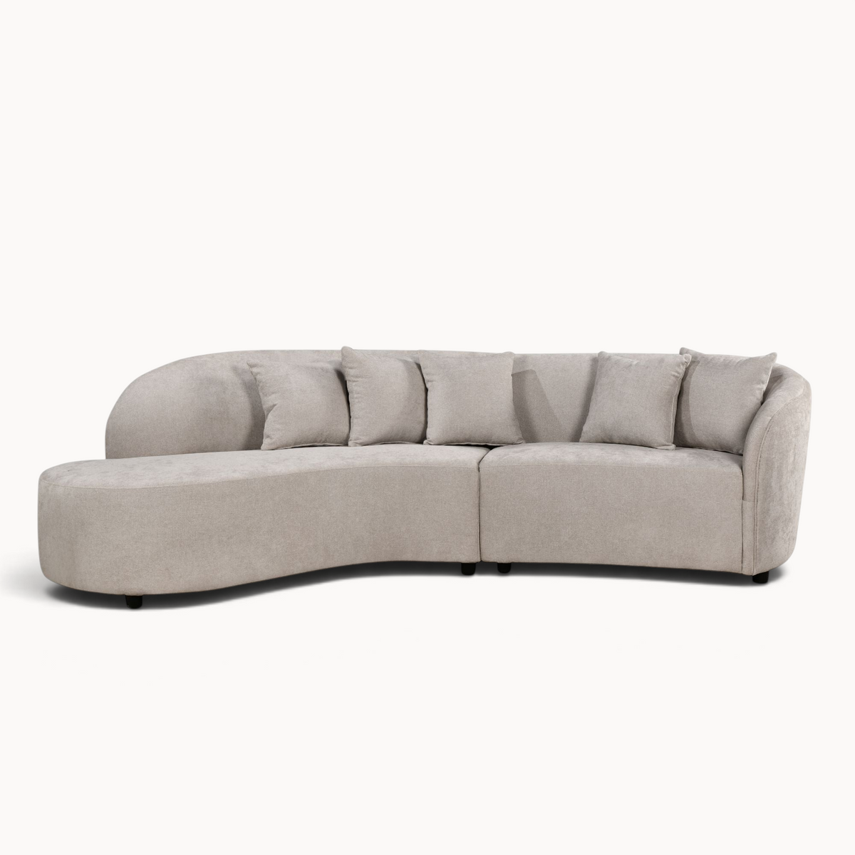 Aika MySofa Sora hoekbank in beige stof met een gebogen design en bijpassende sierkussens