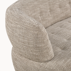 Detail van de beige gestructureerde stoffen bekleding van de Aika MySofa Kade 3-zitsbank met afgeronde armleuning