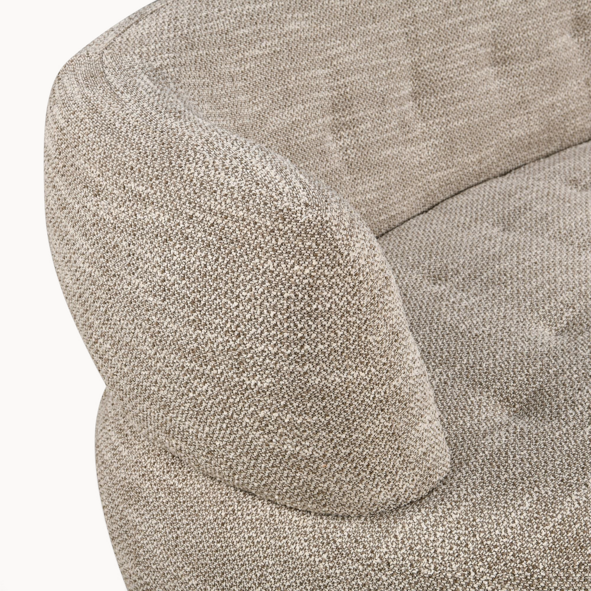 Detail van de beige gestructureerde stoffen bekleding van de Aika MySofa Kade 3-zitsbank met afgeronde armleuning
