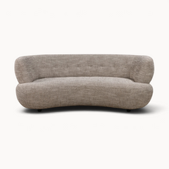 Aika MySofa Kade 3-zitsbank met een gebogen ontwerp in een beige geweven stof op een witte achtergrond