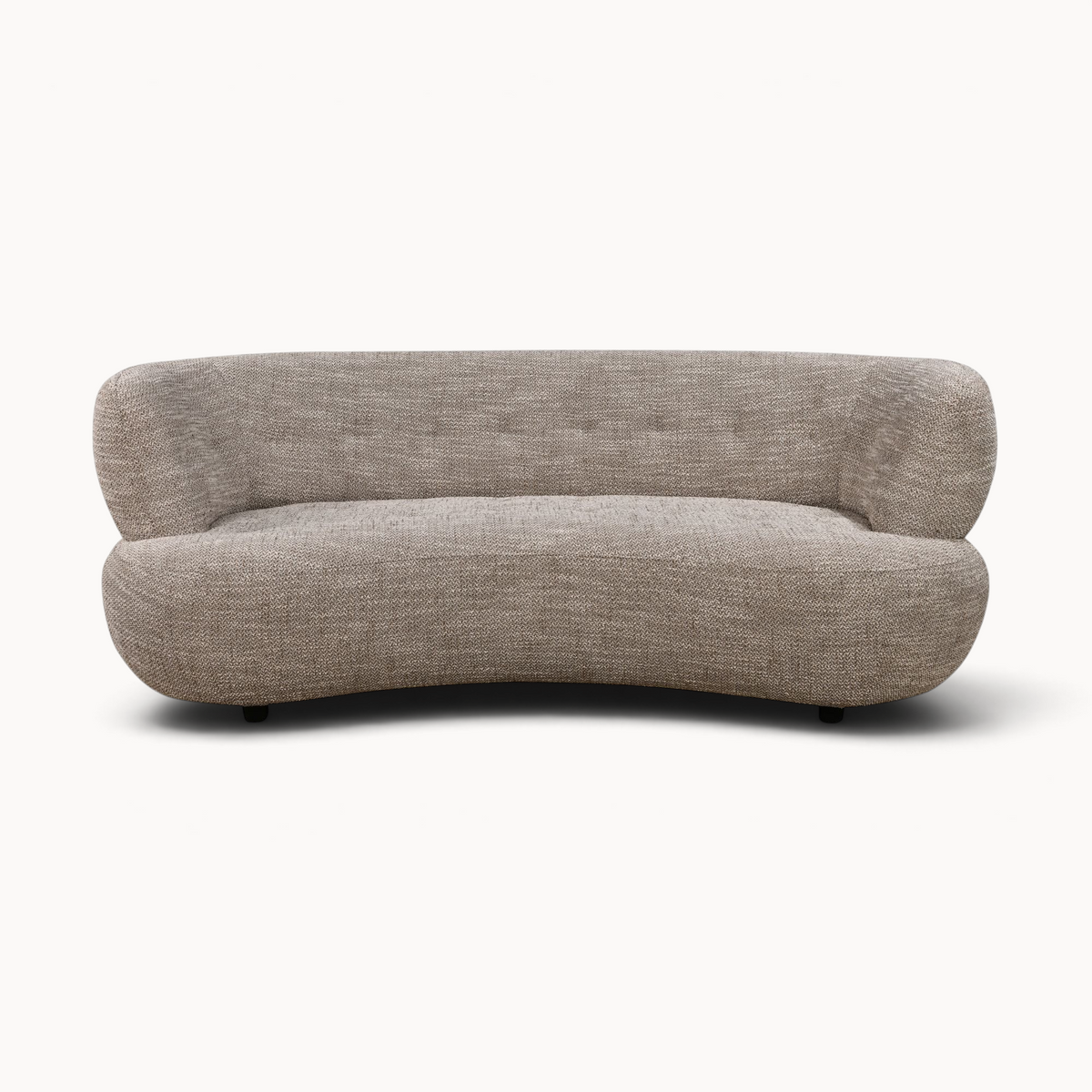 Aika MySofa Kade 3-zitsbank met een gebogen ontwerp in een beige geweven stof op een witte achtergrond
