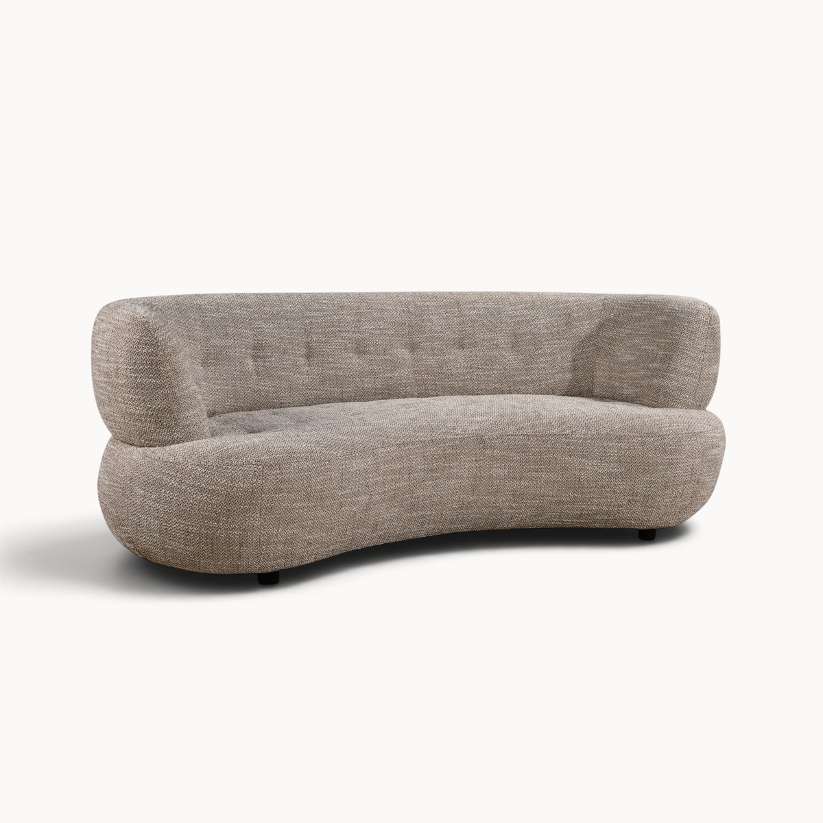 Aika MySofa Kade 3-zitsbank met een gebogen ontwerp in een beige gemêleerde stof op een witte achtergrond