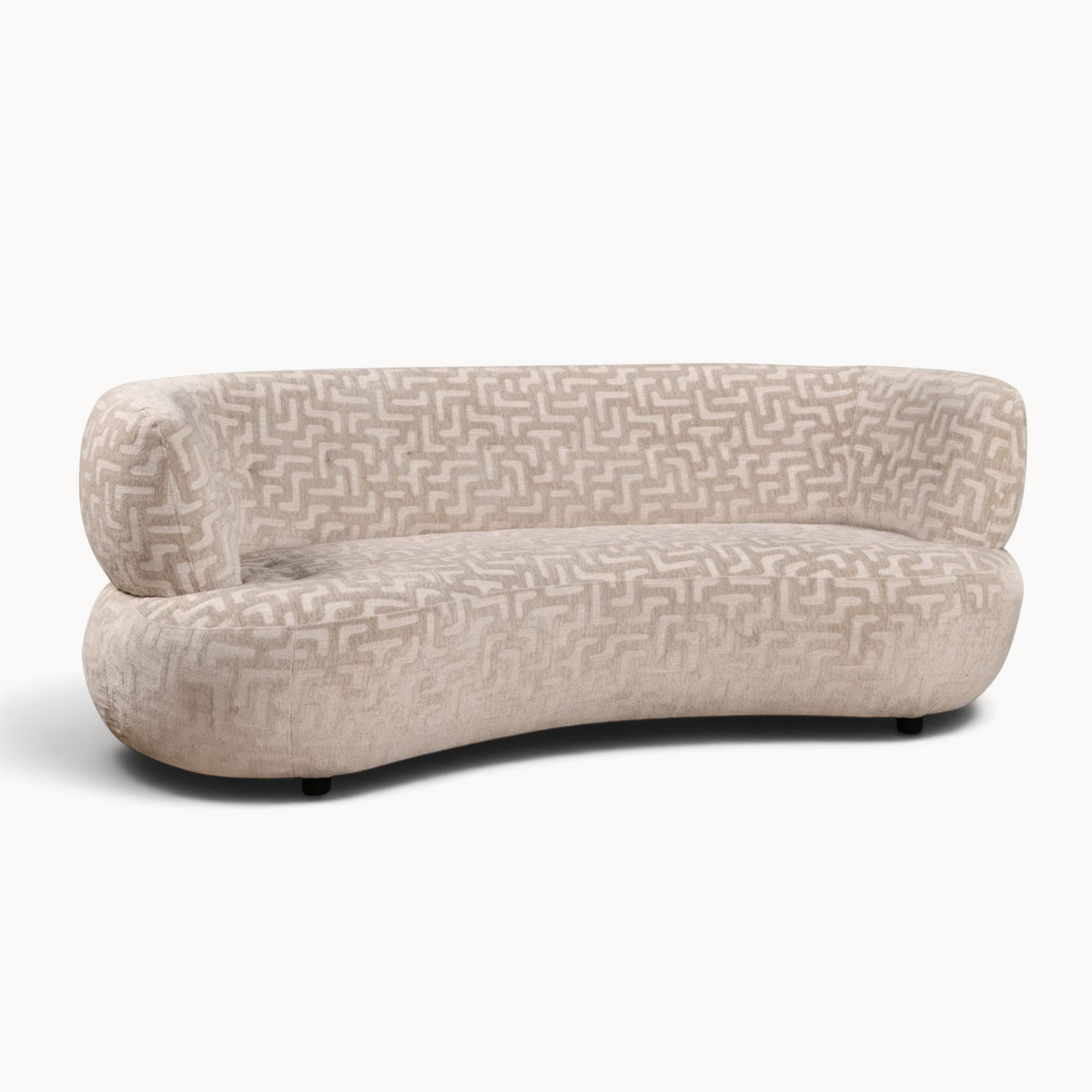 Aika Kade 3-zitsbank met gebogen vorm en beige textiel met geometrisch patroon