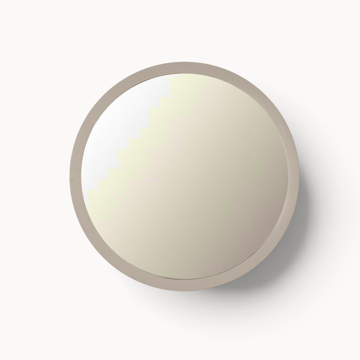 Aika ronde spiegel Ensō met een minimalistisch beige frame, perfect voor een modern interieur.