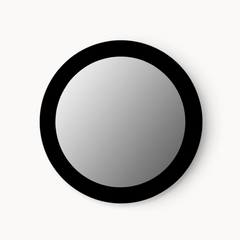 Aika ronde spiegel Ensō met een minimalistisch zwart frame en een helder reflecterend oppervlak.