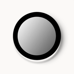 Aika ronde Ensō spiegel met een minimalistisch zwart frame tegen een lichte achtergrond