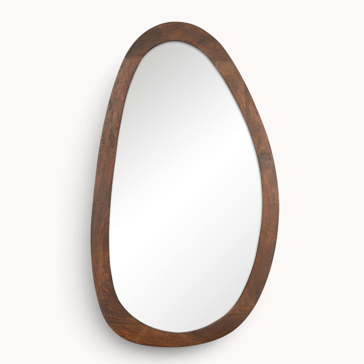 Aika Kumo organische spiegel met een asymmetrische vorm en een donkerhouten frame in een natuurlijke stijl