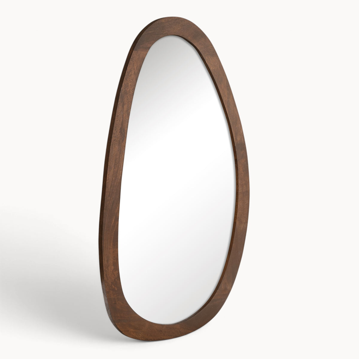 Aika Kumo organische spiegel met een donkerhouten frame in een asymmetrische, eivormige stijl.