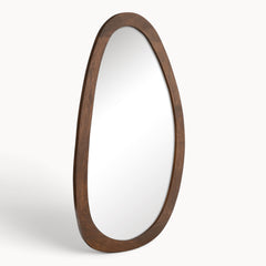 Aika Kumo organische spiegel met een donkerhouten frame in een asymmetrische, eivormige stijl.