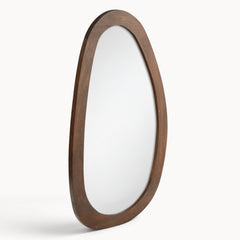 Aika Kumo organische spiegel met een donkerbruin houten frame in een asymmetrische, organische vorm.