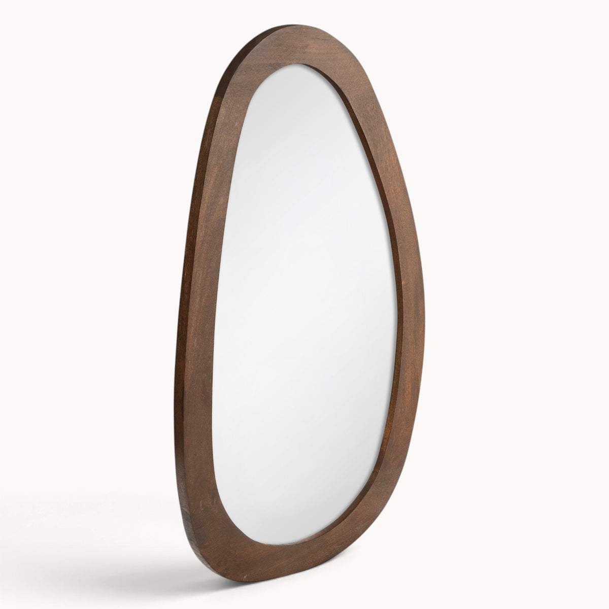 Aika Kumo organische spiegel met een donkerbruin houten frame in een asymmetrische, organische vorm.