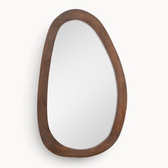 Aika Kumo organische spiegel met een donkerhouten frame in een asymmetrische, kiezelsteenachtige vorm.