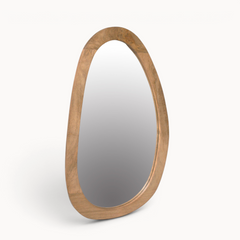 Aika Kumo organische spiegel met een asymmetrisch houten frame in een natuurlijke bruine kleur.