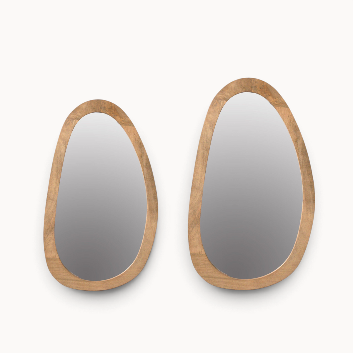 Twee Aika Kumo spiegels met een organische vorm en een natuurlijk houten frame op een witte achtergrond