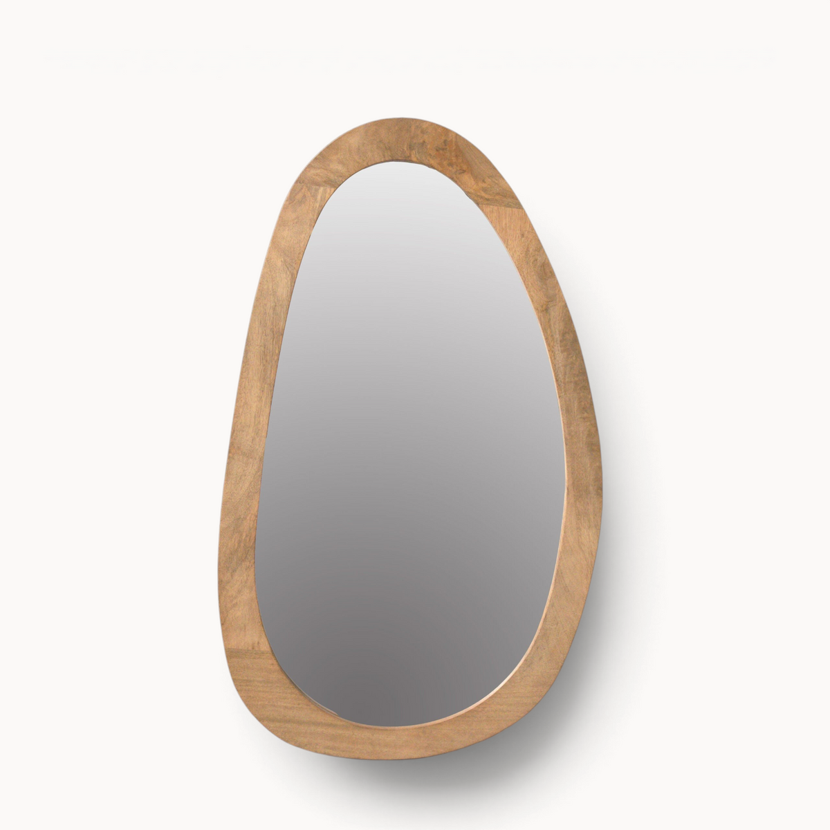 Aika organische spiegel Kumo met een asymmetrisch houten frame in een natuurlijke lichtbruine kleur