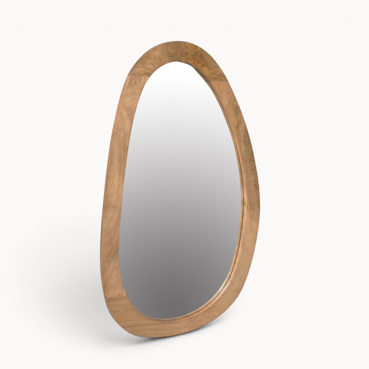 Aika Kumo organische spiegel met een asymmetrisch houten frame in een natuurlijke bruine kleur