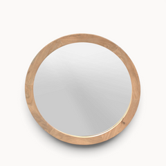 Aika ronde spiegel Ensō met een natuurlijke houten lijst in een minimalistisch en tijdloos design.