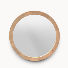 Aika ronde spiegel Ensō met een natuurlijk houten frame in een minimalistisch en modern design.