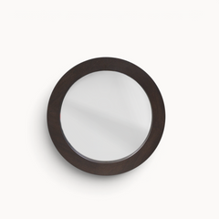 Aika ronde spiegel Ensō met een donkerhouten frame in een minimalistisch en tijdloos design.