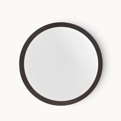 Aika ronde spiegel Ensō met een donkerhouten frame in een minimalistisch en tijdloos design.