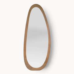 Aika Kumo organische spiegel met een asymmetrisch houten frame in een natuurlijke bruine kleur