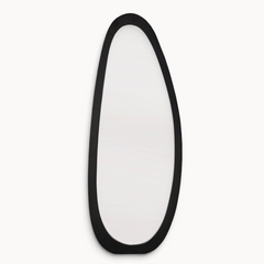 Aika Kumo organische spiegel met een asymmetrisch zwart frame in een moderne, vloeiende vorm.