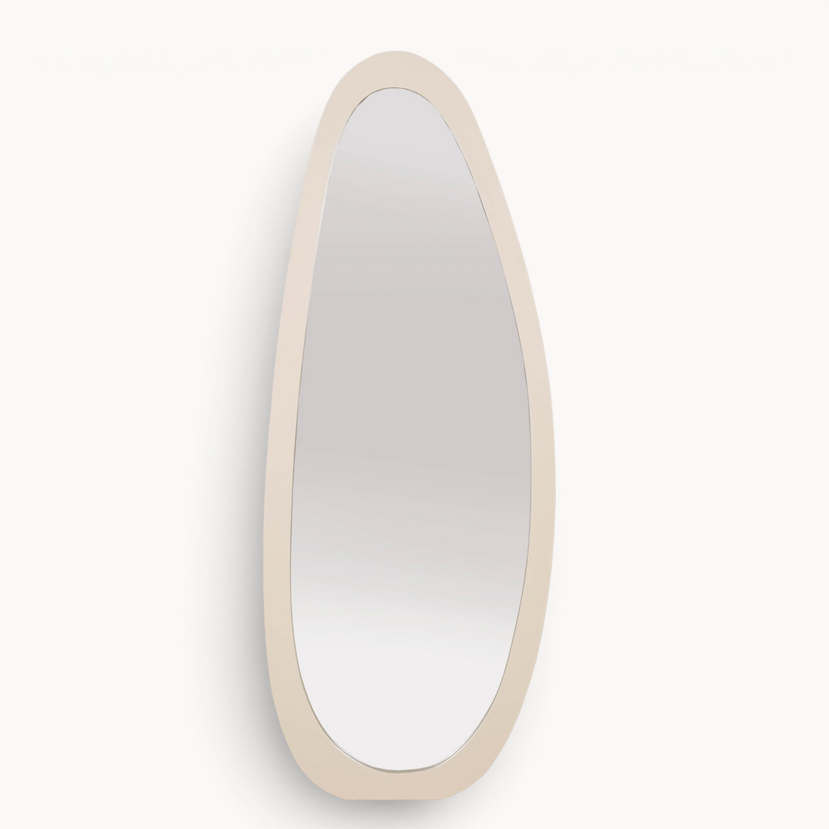 Aika Kumo organische spiegel met een beige asymmetrisch frame in een moderne, vloeiende vorm.