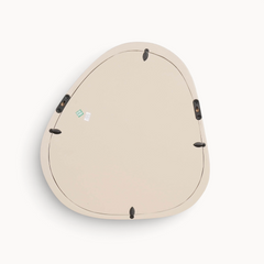 Achterkant van de Aika organische spiegel Kumo met beige frame en metalen bevestigingsclips