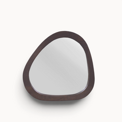 Aika Kumo organische spiegel met een donkerhouten frame in een asymmetrische, wolkachtige vorm.