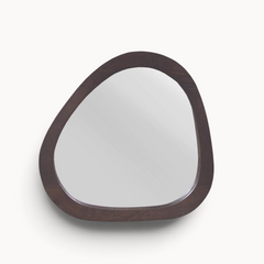 Aika Kumo organische spiegel met een donkerhouten frame in een asymmetrische, vloeiende vorm.