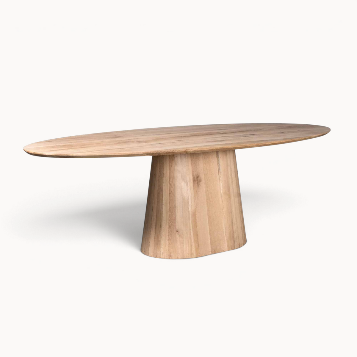 Aika ovale eettafel Gaard van licht eikenhout met een robuust centraal voetstuk in een minimalistische stijl