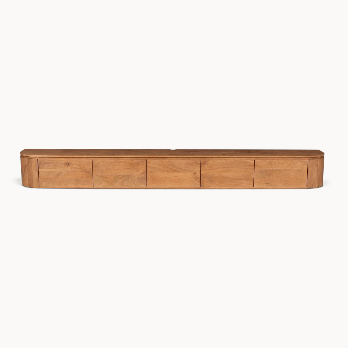 Aika Engawa tv-meubel van warm bruin hout met afgeronde hoeken en vijf kastdeuren in een minimalistisch ontwerp
