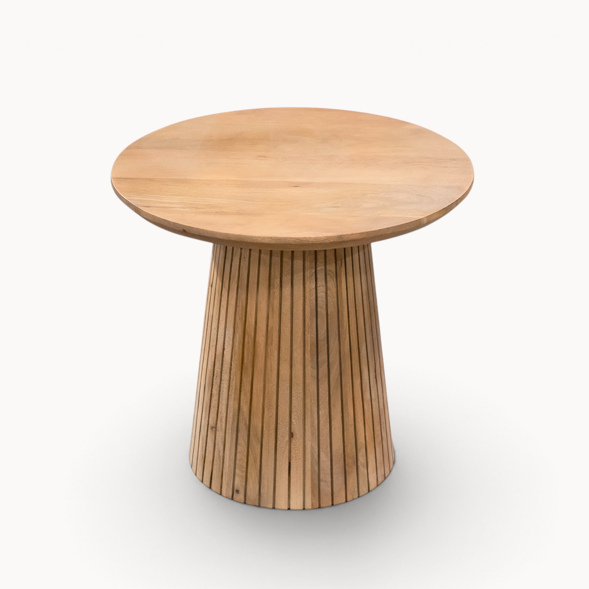 Aika Tansu salontafel in naturel hout met een rond tafelblad en een geribbelde cilindrische voet.