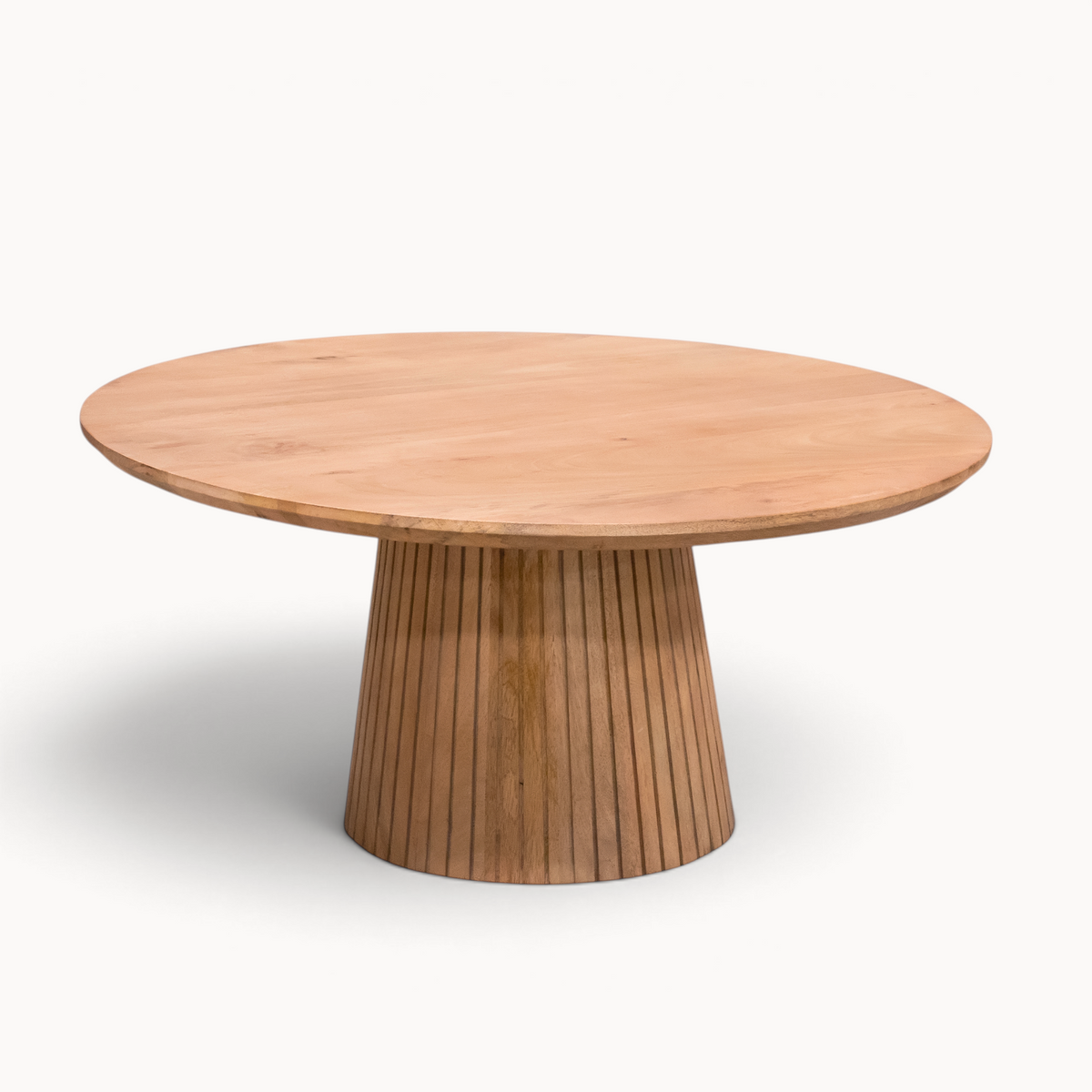 Aika Salontafel Tansu Naturel, een ronde salontafel van lichtbruin hout met een geribbelde cilindrische voet.