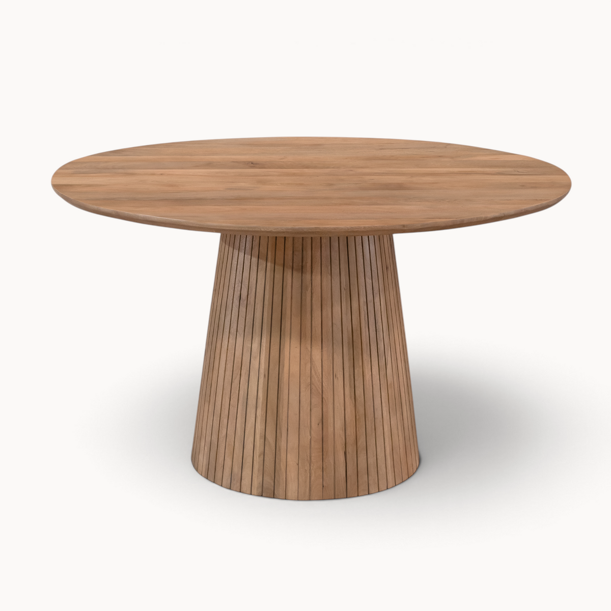 Aika ronde eettafel Tansu in naturel hout met een opvallende geribbelde conische voet