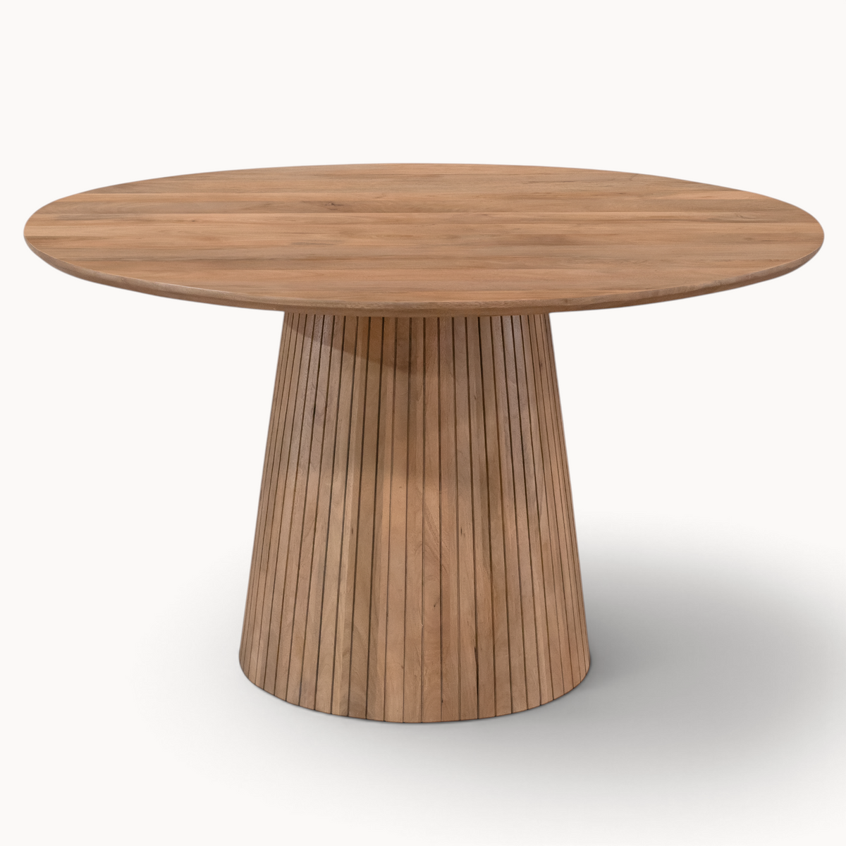 Aika ronde eettafel Tansu in naturel hout met een unieke geribbelde kolomvoet voor een modern interieur