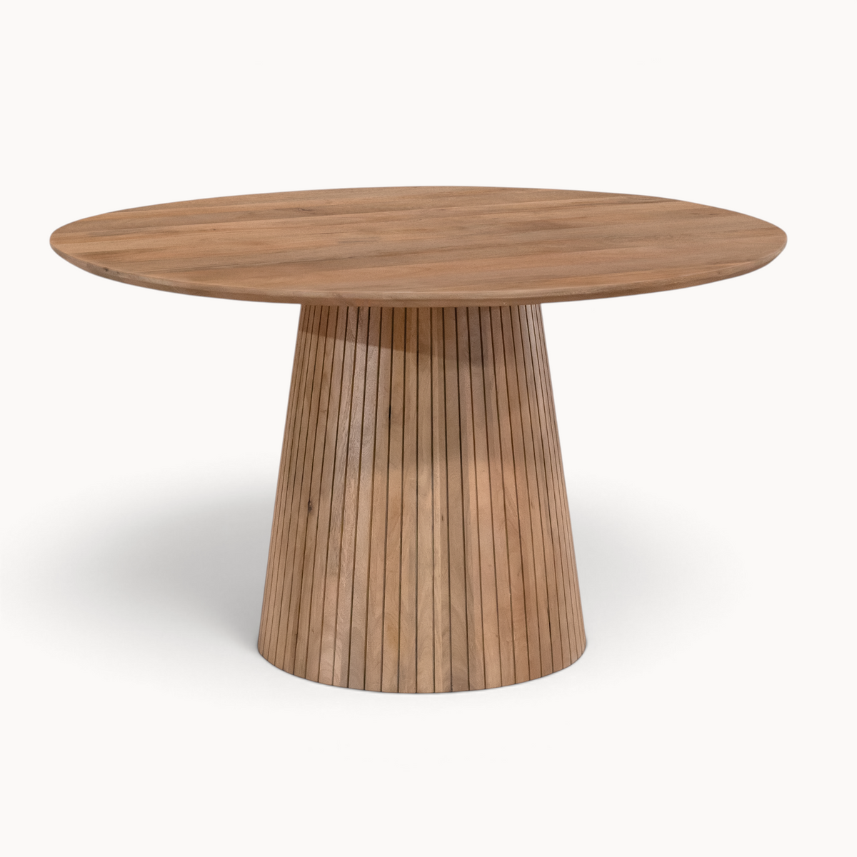 Aika ronde eettafel Tansu in naturel hout met een opvallende geribbelde kolomvoet voor een modern interieur.