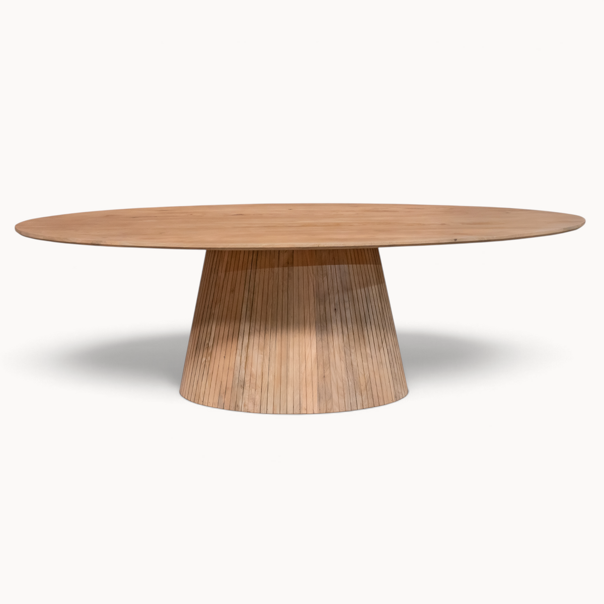 Aika ovale eettafel Tansu in naturel hout met een opvallend geribbeld kegelvormig onderstel