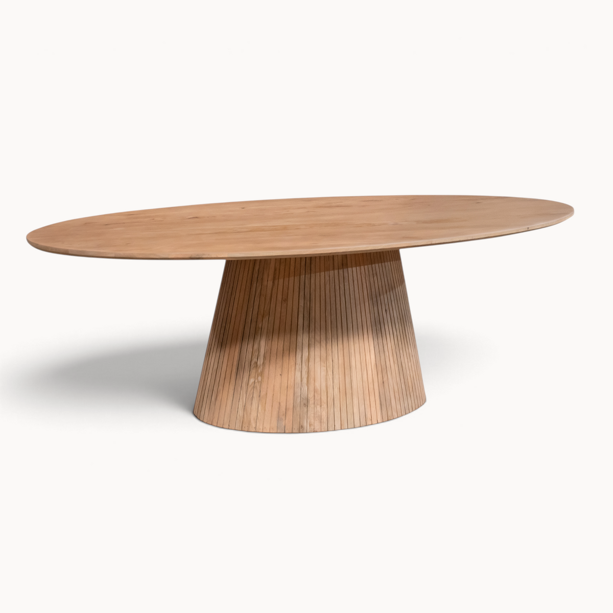 Aika Tansu ovale eettafel in naturel hout met een uniek geribbeld voetstuk voor een modern interieur.