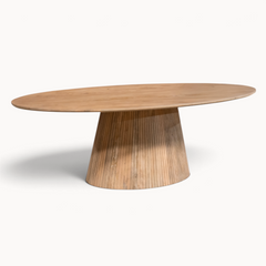 Aika ovale eettafel Tansu in naturel hout met een uniek geribbeld voetstuk voor een modern interieur.