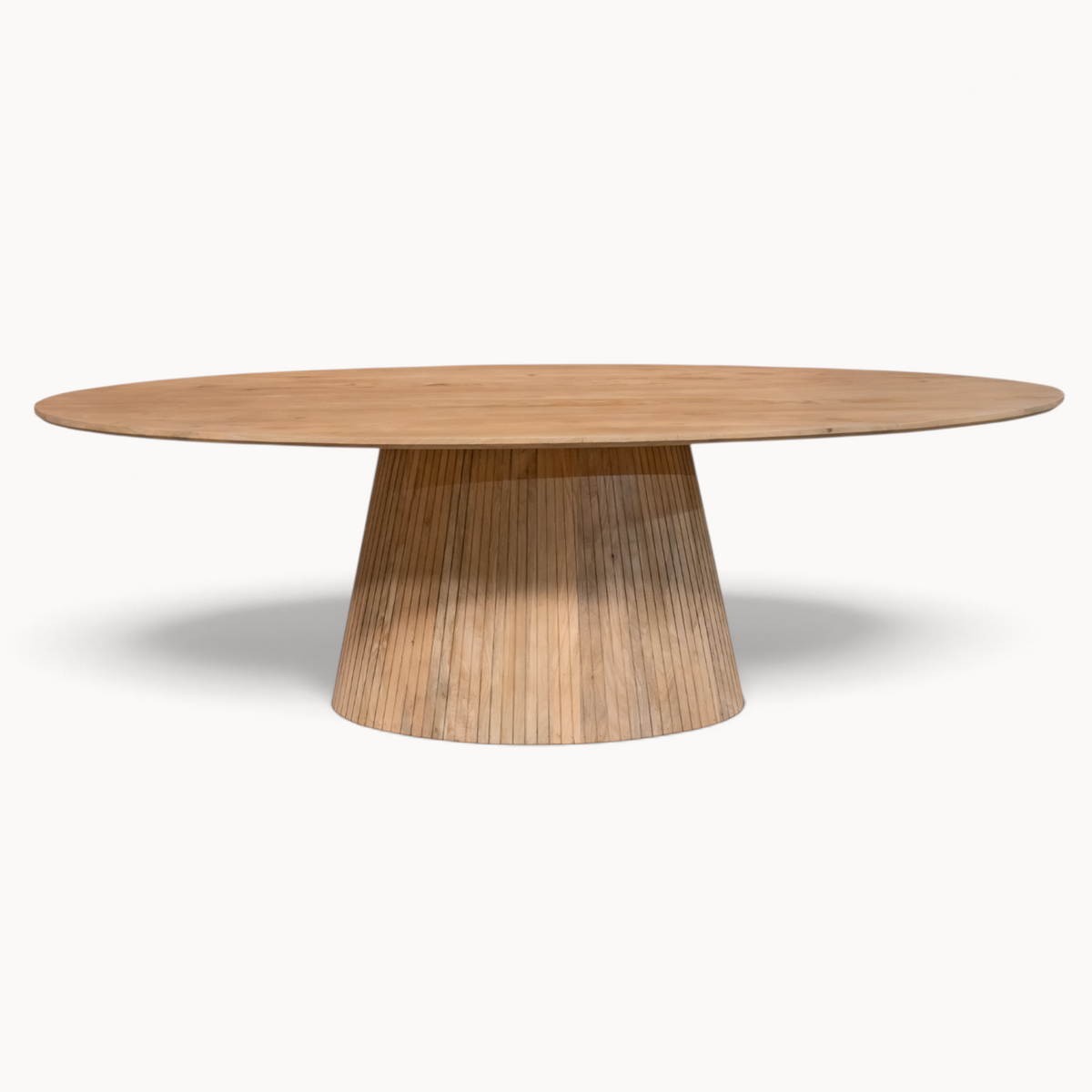 Aika ovale Tansu eettafel in naturel hout met een opvallende geribbelde conische voet