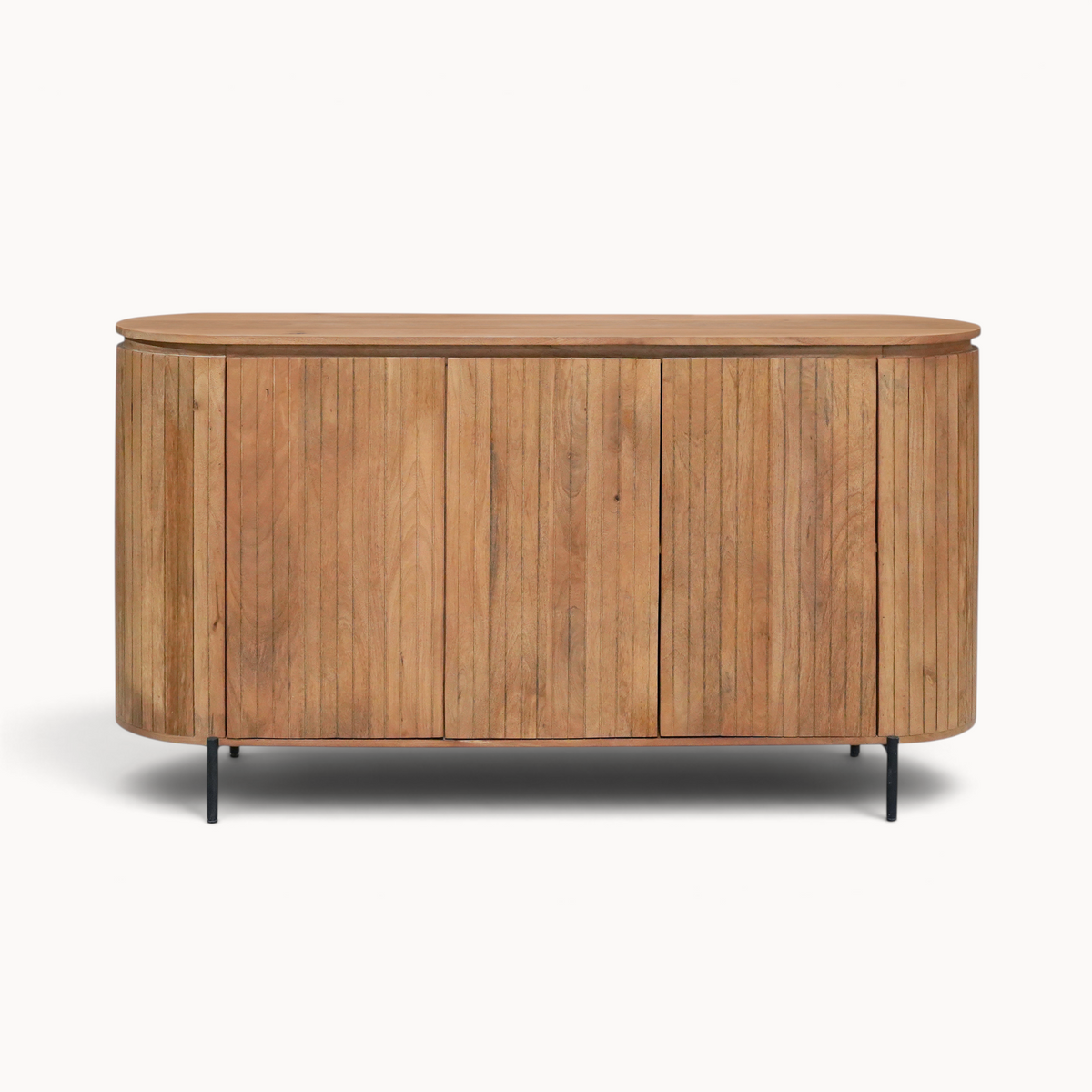 Aika Tansu dressoir van natuurlijk hout met afgeronde hoeken, verticale latten en slanke zwarte metalen poten.