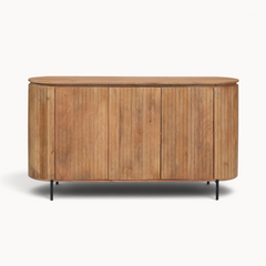Aika Tansu dressoir van natuurlijk hout met afgeronde hoeken, verticale latten en slanke zwarte metalen poten.