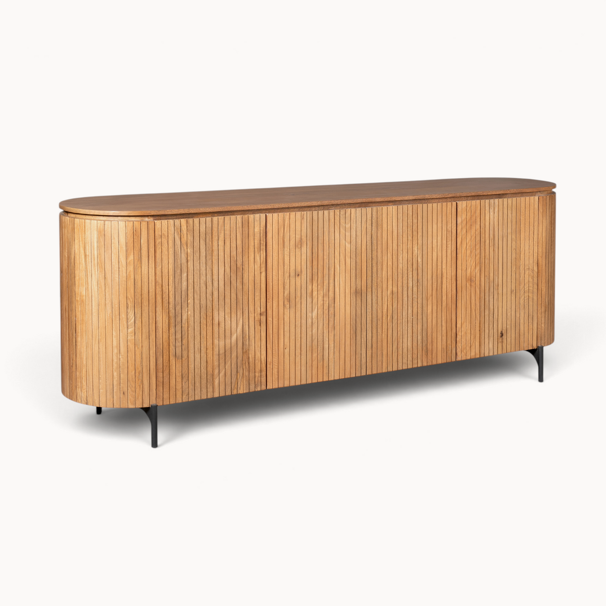 Aika Tansu dressoir in naturel hout met afgeronde hoeken en verticale latten op zwarte metalen poten