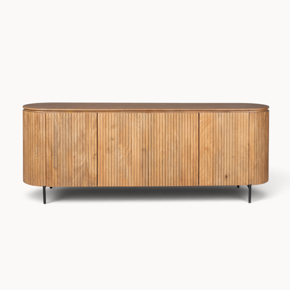 Aika dressoir Tansu in naturel hout met afgeronde hoeken, verticale lattenstructuur en slanke zwarte metalen poten.