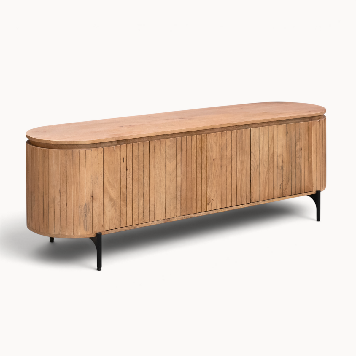 Aika Tansu tv-meubel in naturel hout met afgeronde hoeken, latjesstructuur en slanke zwarte metalen poten.
