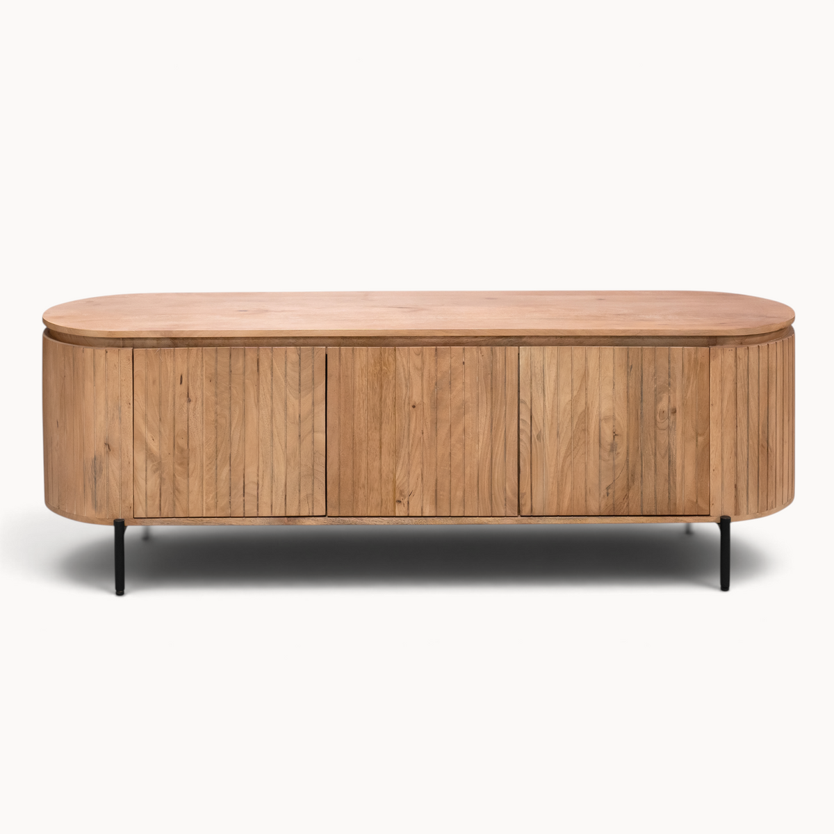 Aika Tansu tv-meubel in naturel hout met afgeronde hoeken en slanke zwarte metalen poten
