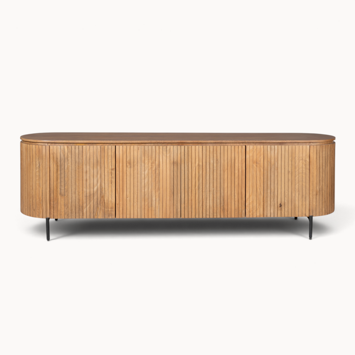 Aika Tansu tv-meubel in naturel hout met afgeronde hoeken, lattenstructuur en slanke zwarte metalen poten.