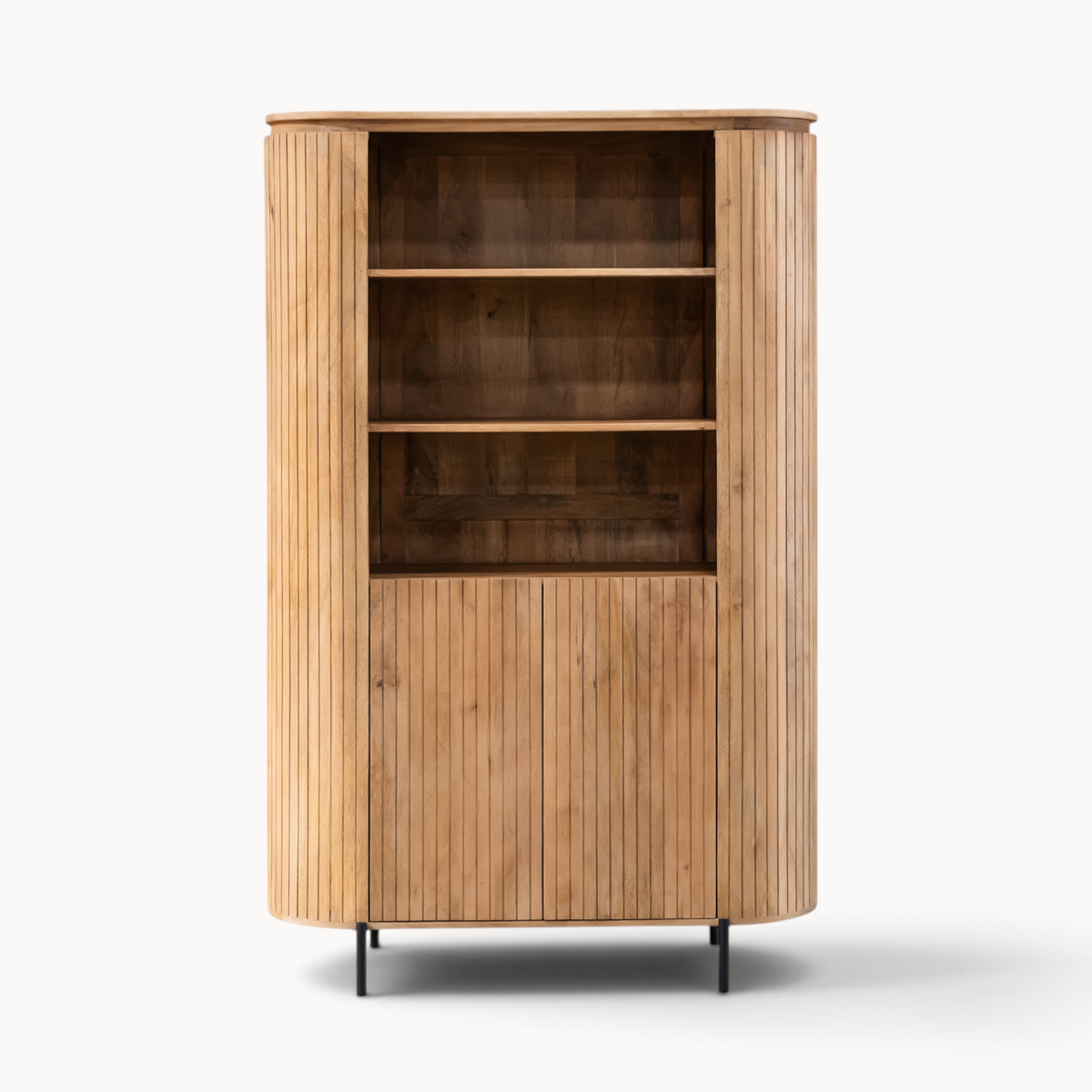 Aika Tansu wandkast in naturel hout met afgeronde zijkanten, open planken en een gesloten kastgedeelte op zwarte poten