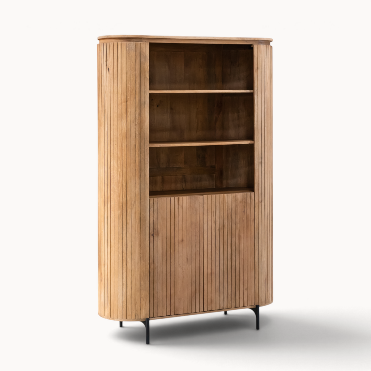 Aika Tansu wandkast van naturel hout met afgeronde zijkanten, open schappen en een gesloten kastgedeelte onderaan.